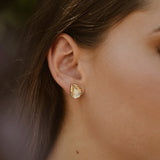 Aretes mini pétalos dorados